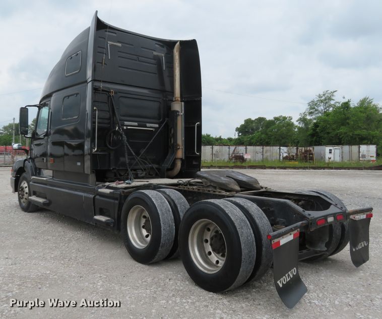 image for item FP9336 1998 Volvo VN  semi truck