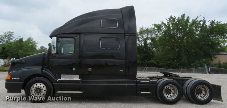 image for item FP9336 1998 Volvo VN  semi truck