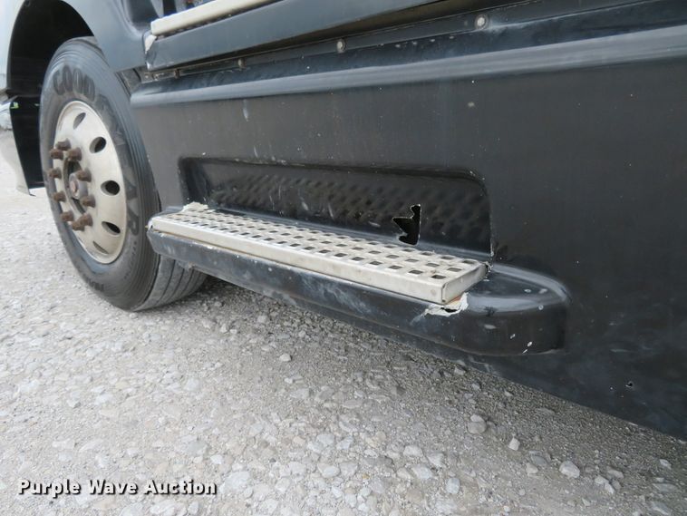 image for item FP9336 1998 Volvo VN  semi truck