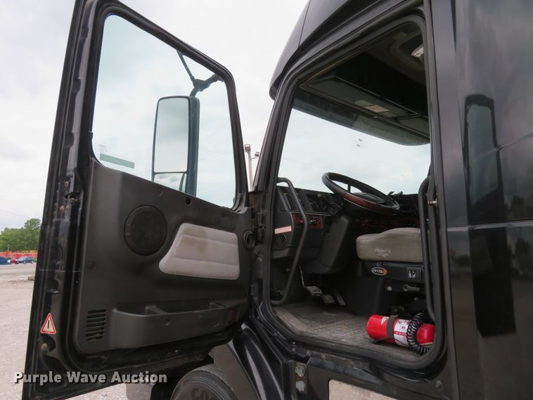 image for item FP9336 1998 Volvo VN  semi truck