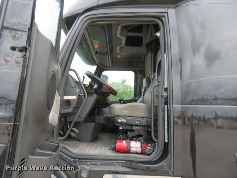 image for item FP9336 1998 Volvo VN  semi truck