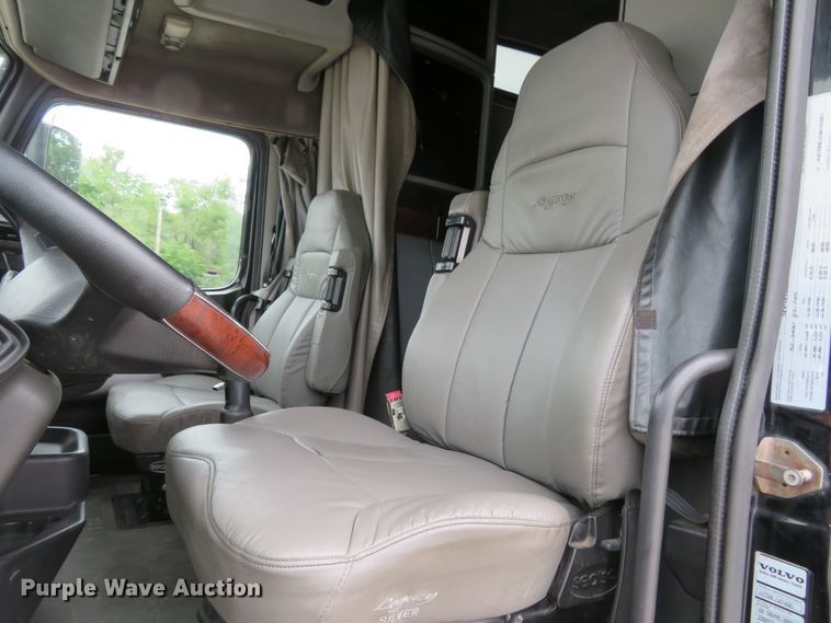 image for item FP9336 1998 Volvo VN  semi truck