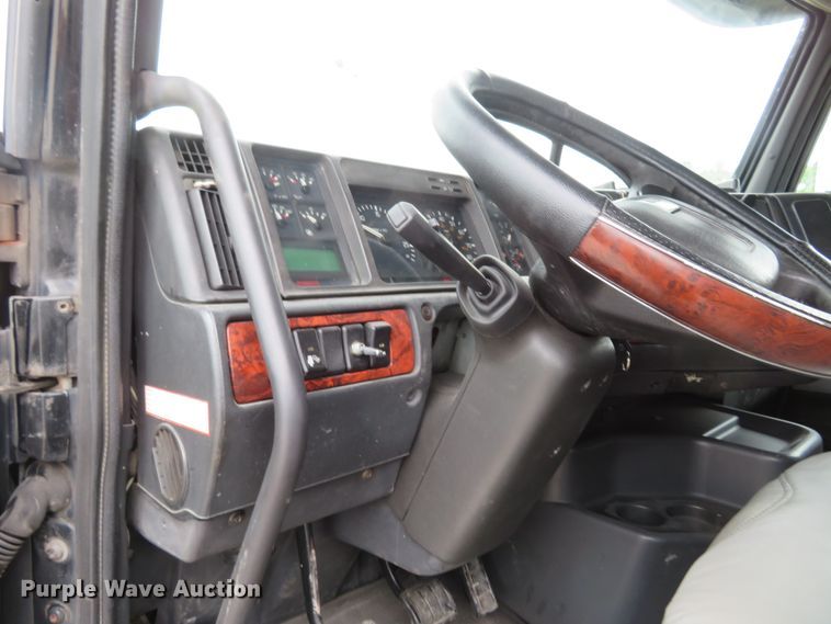 image for item FP9336 1998 Volvo VN  semi truck