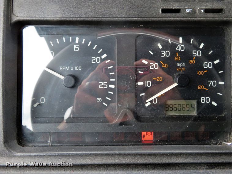 image for item FP9336 1998 Volvo VN  semi truck