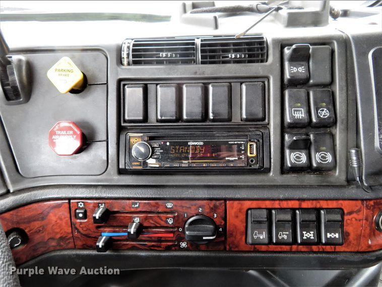 image for item FP9336 1998 Volvo VN  semi truck