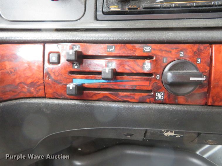 image for item FP9336 1998 Volvo VN  semi truck