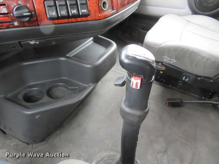 image for item FP9336 1998 Volvo VN  semi truck