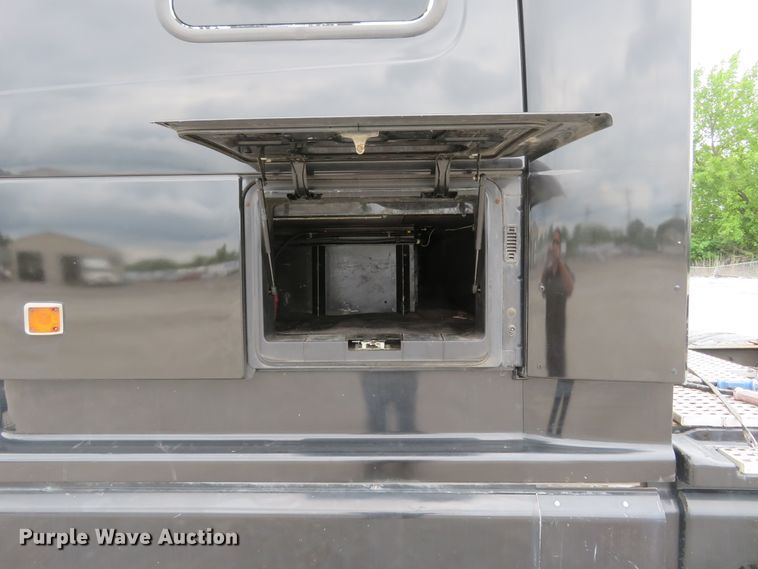 image for item FP9336 1998 Volvo VN  semi truck