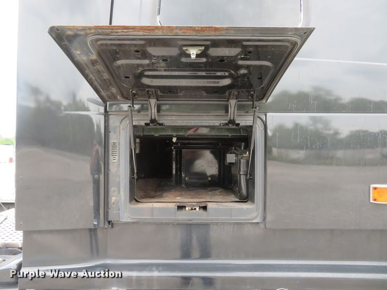 image for item FP9336 1998 Volvo VN  semi truck