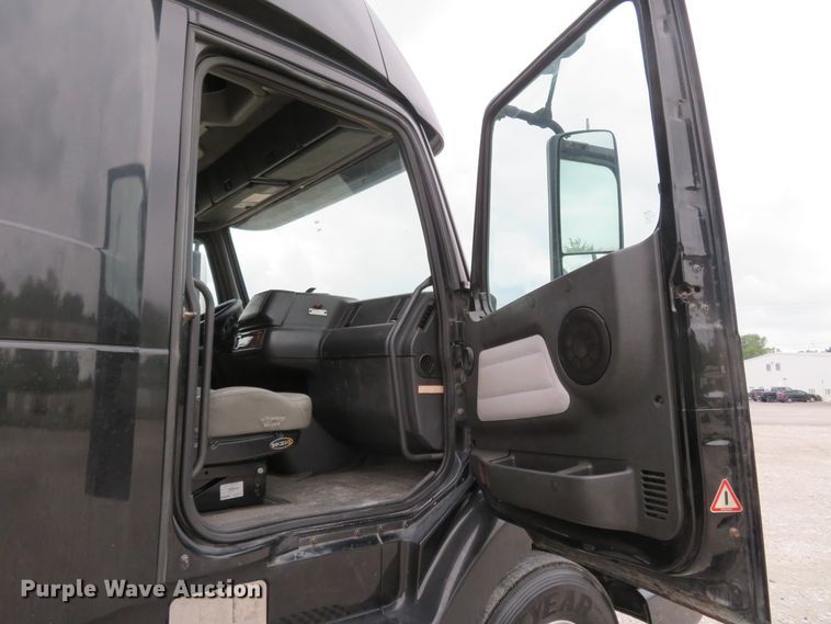 image for item FP9336 1998 Volvo VN  semi truck