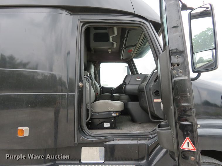 image for item FP9336 1998 Volvo VN  semi truck