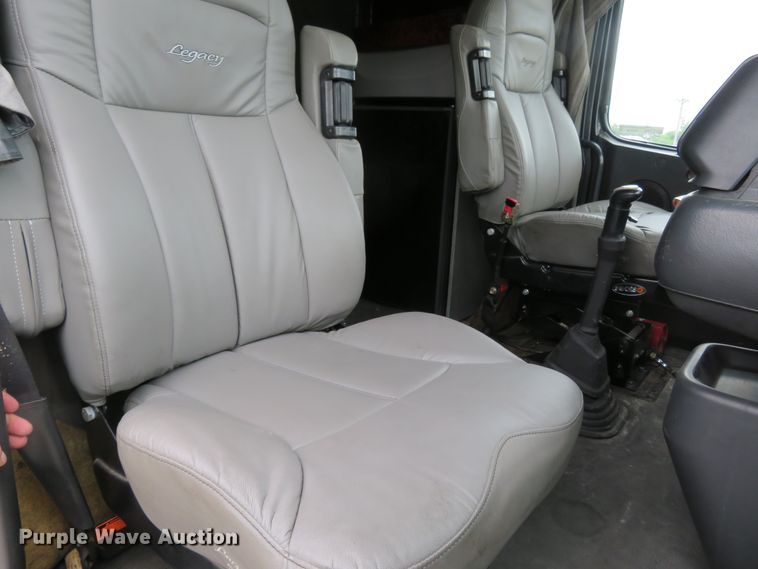 image for item FP9336 1998 Volvo VN  semi truck