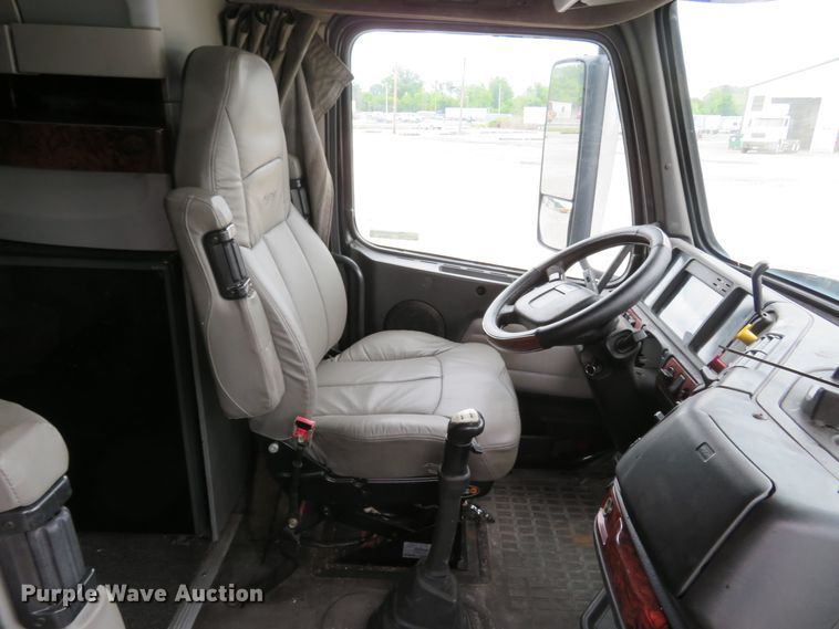 image for item FP9336 1998 Volvo VN  semi truck