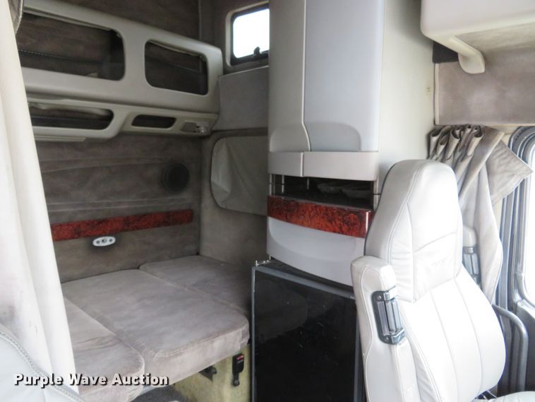 image for item FP9336 1998 Volvo VN  semi truck