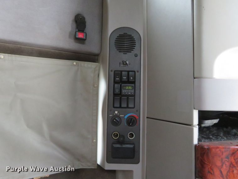 image for item FP9336 1998 Volvo VN  semi truck