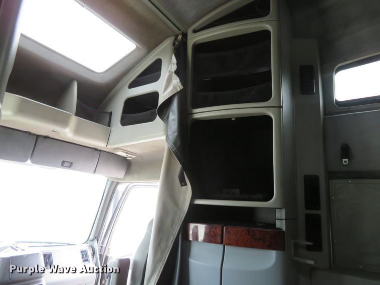 image for item FP9336 1998 Volvo VN  semi truck