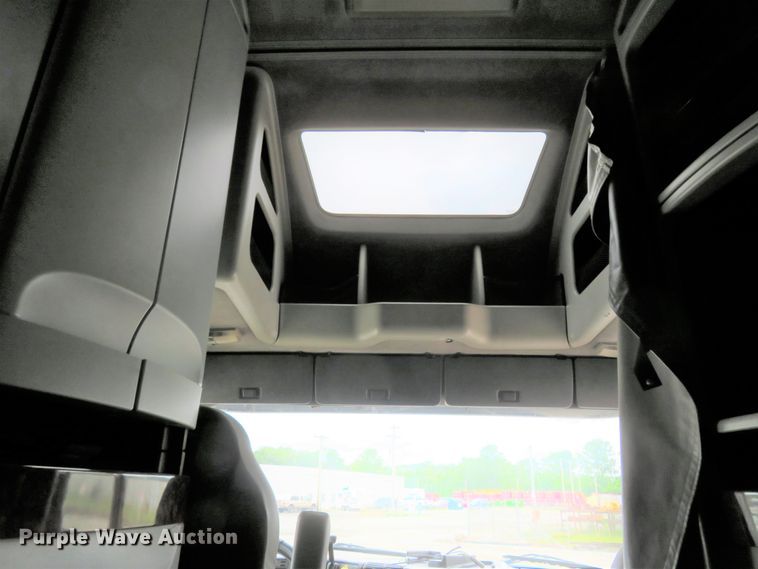 image for item FP9336 1998 Volvo VN  semi truck