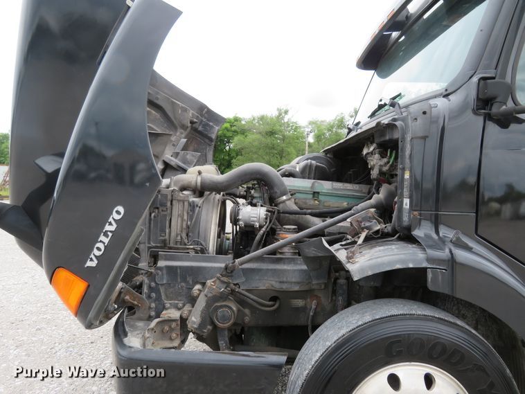 image for item FP9336 1998 Volvo VN  semi truck