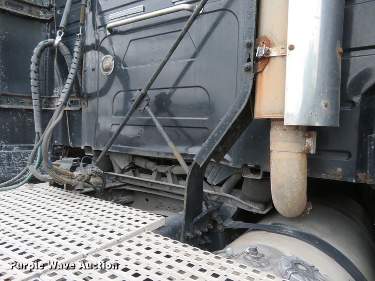 image for item FP9336 1998 Volvo VN  semi truck