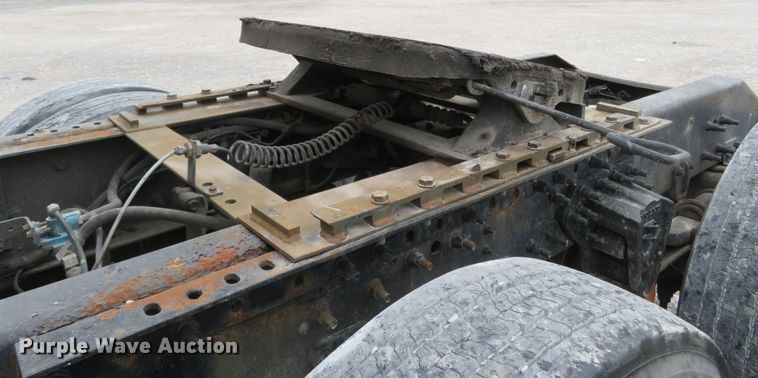 image for item FP9336 1998 Volvo VN  semi truck