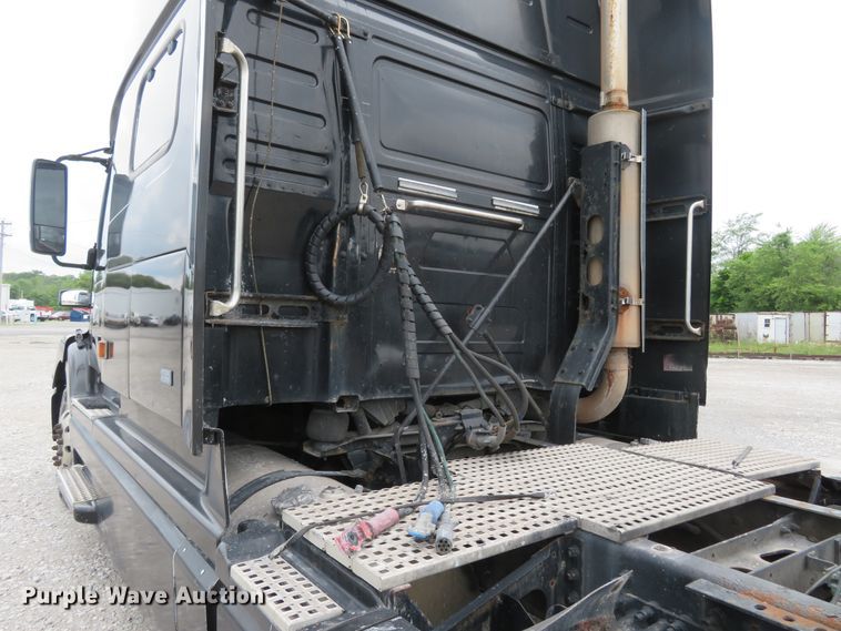 image for item FP9336 1998 Volvo VN  semi truck