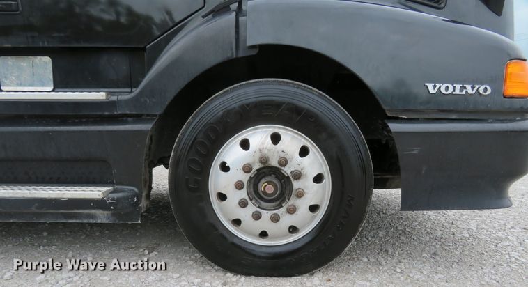 image for item FP9336 1998 Volvo VN  semi truck