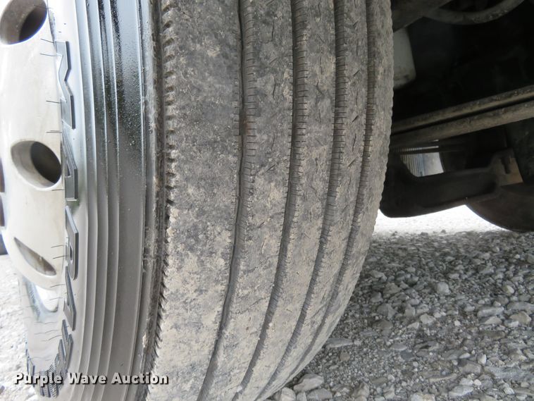 image for item FP9336 1998 Volvo VN  semi truck