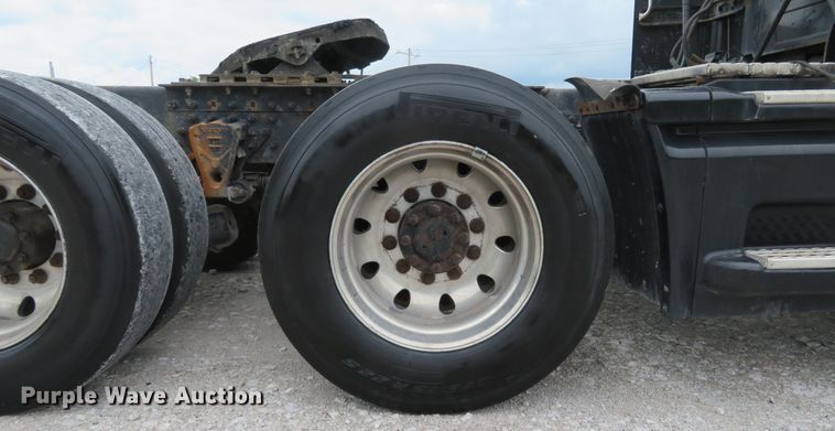 image for item FP9336 1998 Volvo VN  semi truck