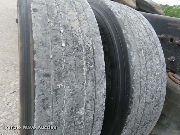 image for item FP9336 1998 Volvo VN  semi truck