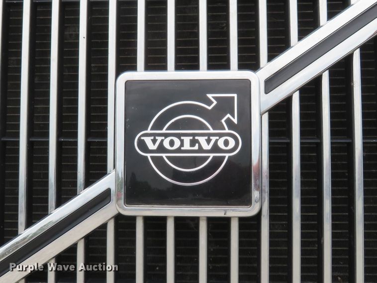 image for item FP9336 1998 Volvo VN  semi truck