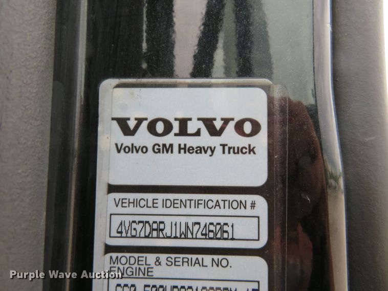 image for item FP9336 1998 Volvo VN  semi truck