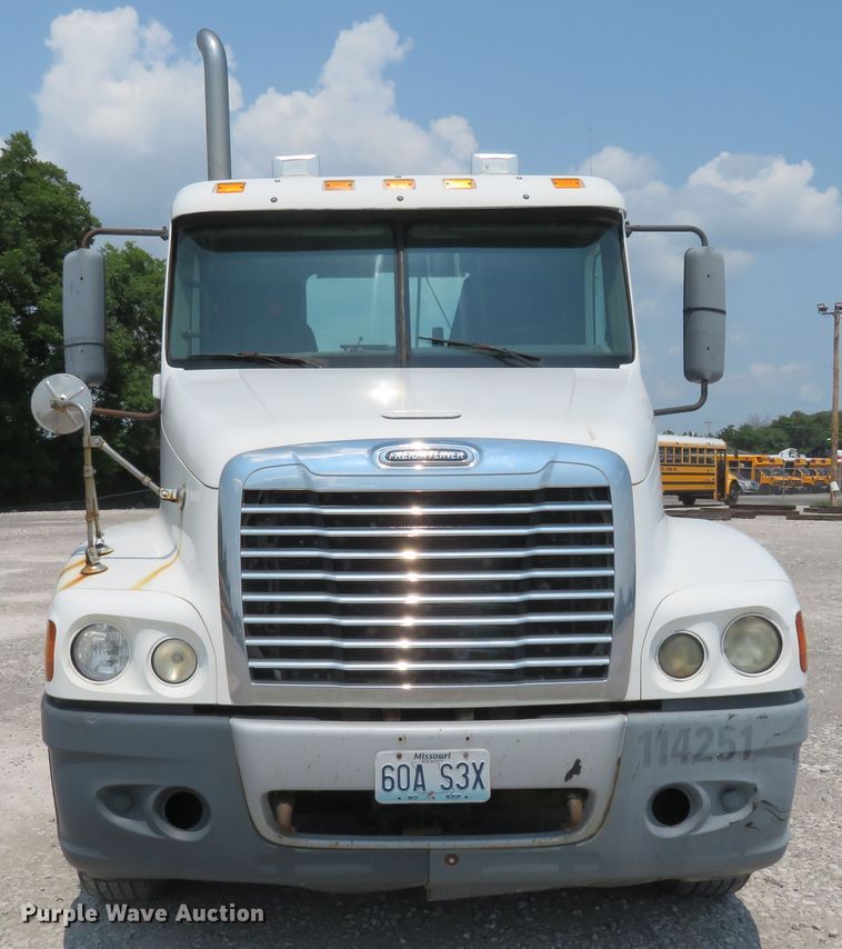 image for item FP9339 2004 Freightliner Century Class ST  semi truck