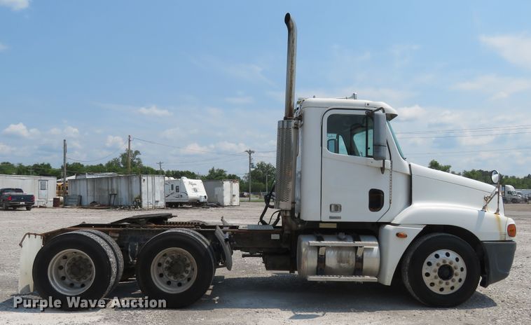 image for item FP9339 2004 Freightliner Century Class ST  semi truck