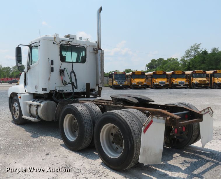 image for item FP9339 2004 Freightliner Century Class ST  semi truck
