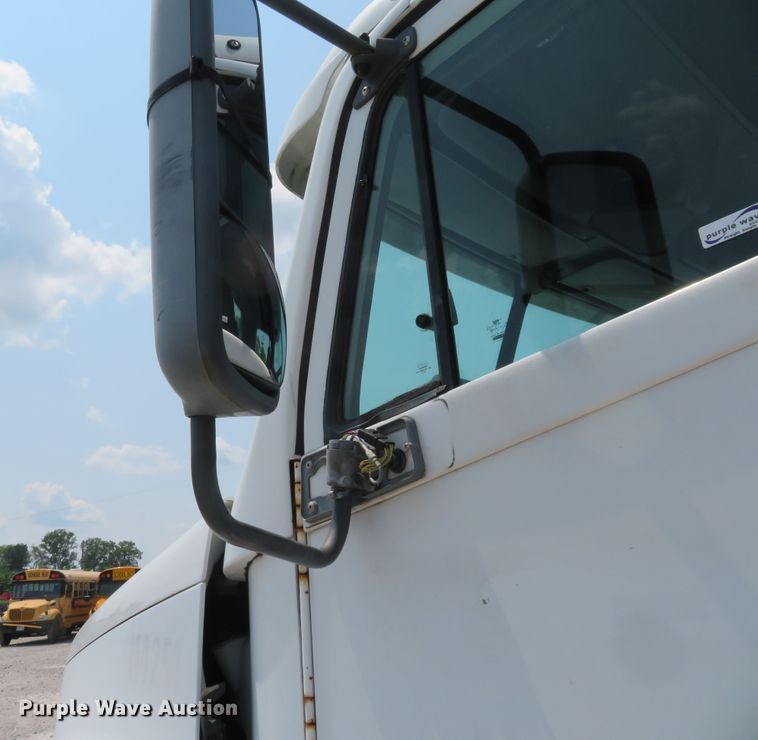 image for item FP9339 2004 Freightliner Century Class ST  semi truck