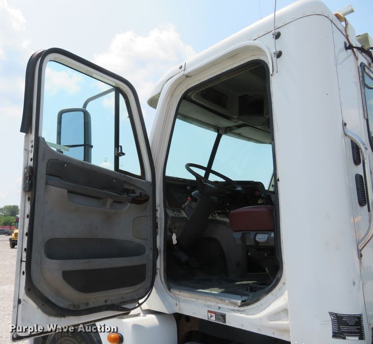 image for item FP9339 2004 Freightliner Century Class ST  semi truck