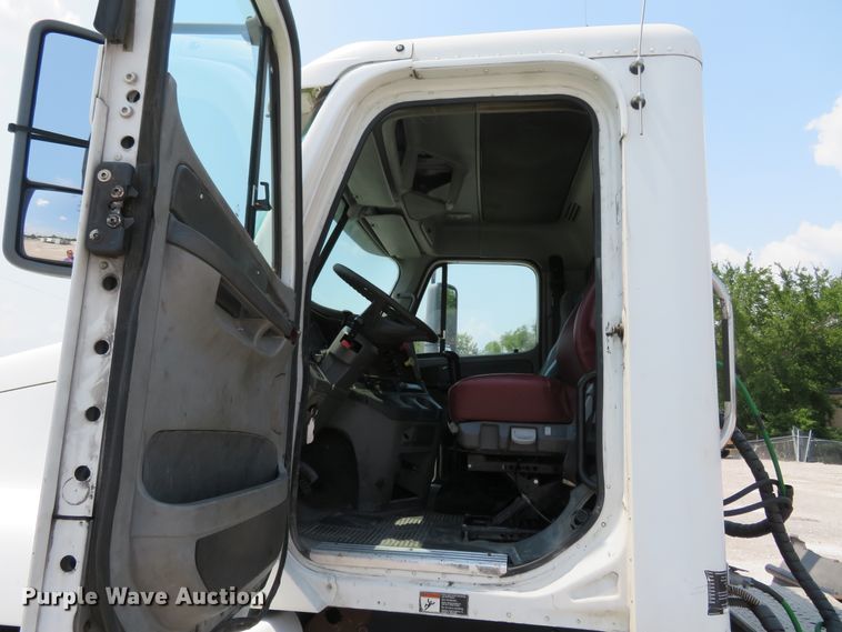 image for item FP9339 2004 Freightliner Century Class ST  semi truck