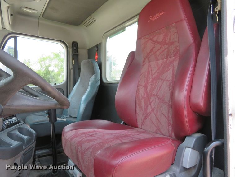 image for item FP9339 2004 Freightliner Century Class ST  semi truck