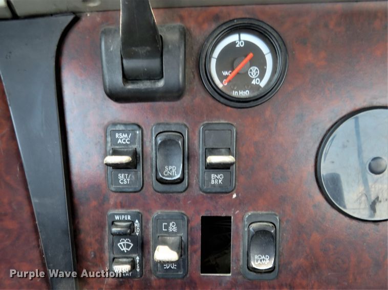 image for item FP9339 2004 Freightliner Century Class ST  semi truck