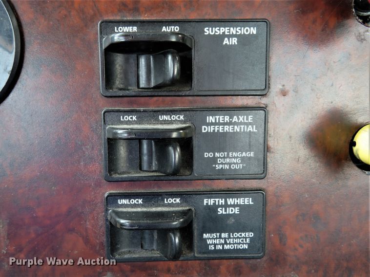 image for item FP9339 2004 Freightliner Century Class ST  semi truck