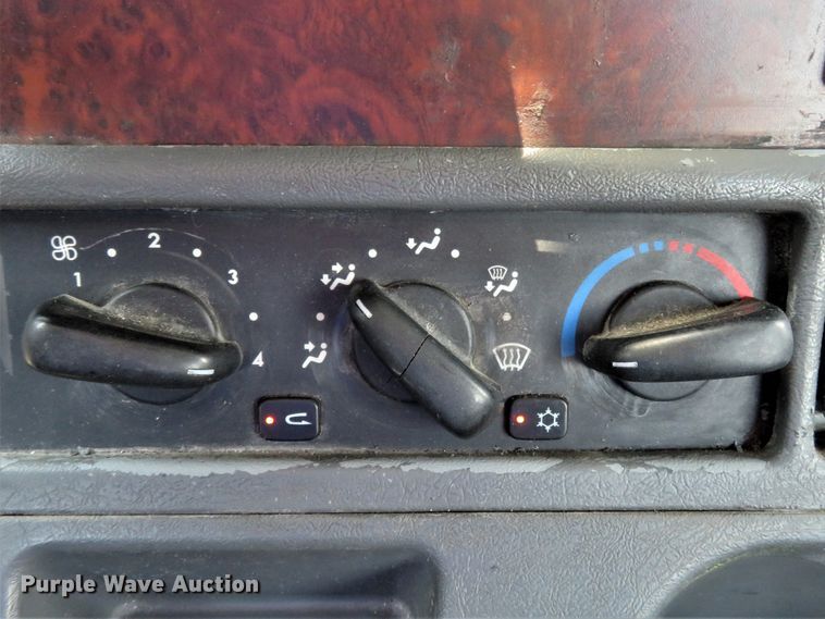 image for item FP9339 2004 Freightliner Century Class ST  semi truck