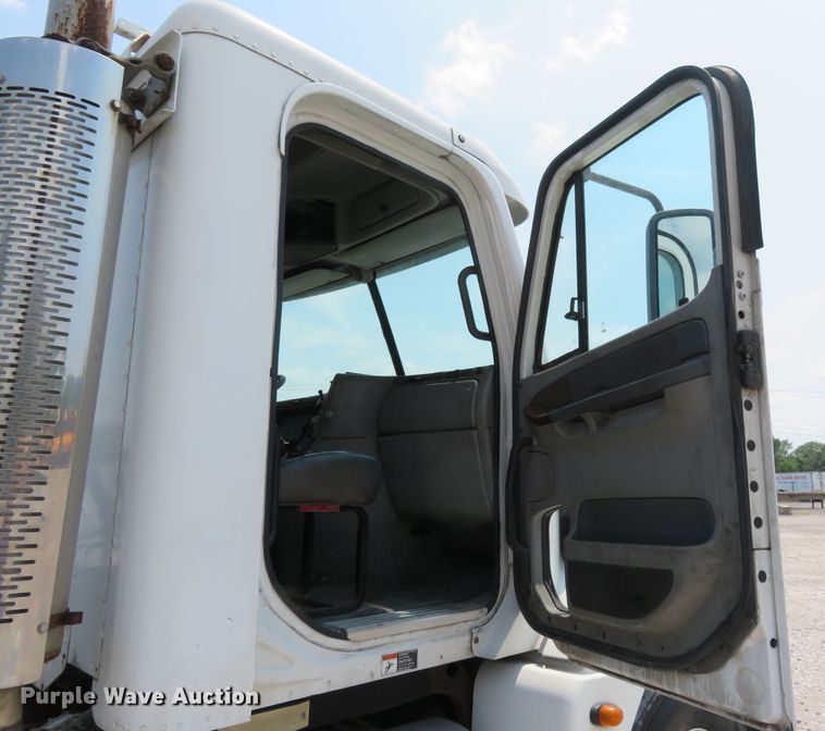 image for item FP9339 2004 Freightliner Century Class ST  semi truck
