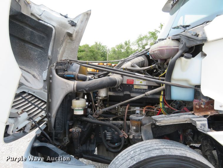 image for item FP9339 2004 Freightliner Century Class ST  semi truck