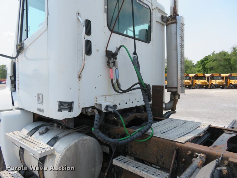 image for item FP9339 2004 Freightliner Century Class ST  semi truck