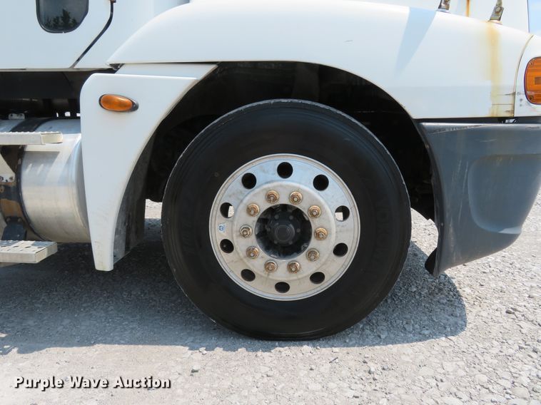 image for item FP9339 2004 Freightliner Century Class ST  semi truck