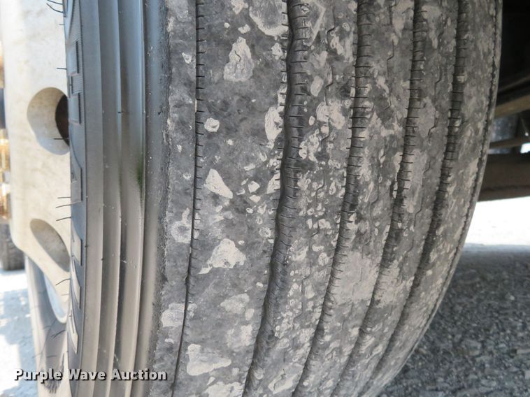 image for item FP9339 2004 Freightliner Century Class ST  semi truck