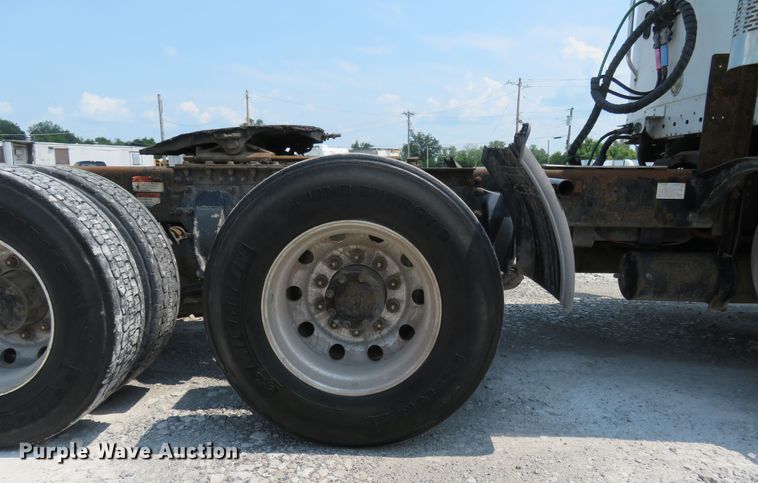 image for item FP9339 2004 Freightliner Century Class ST  semi truck