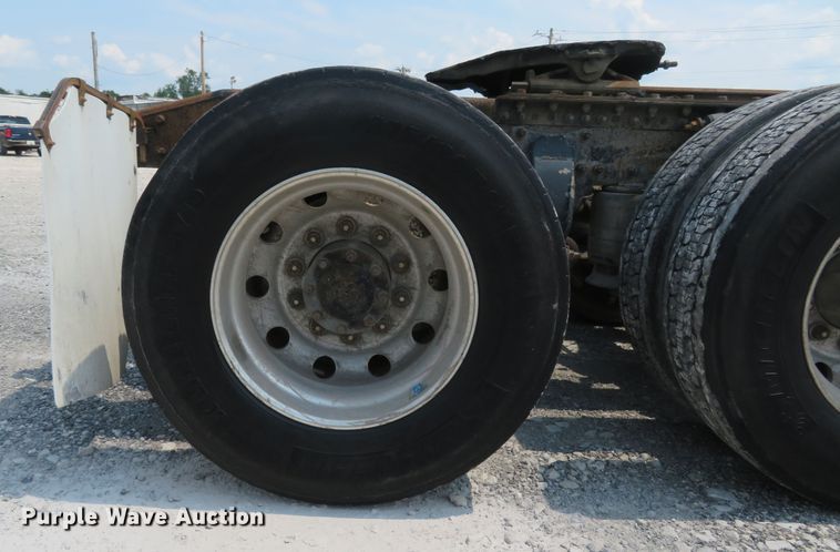 image for item FP9339 2004 Freightliner Century Class ST  semi truck