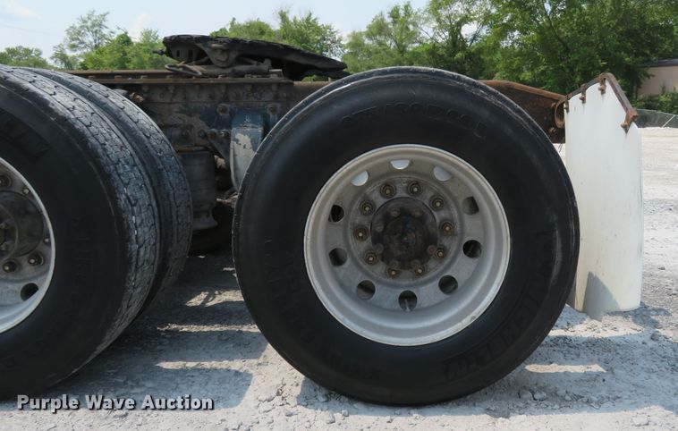 image for item FP9339 2004 Freightliner Century Class ST  semi truck