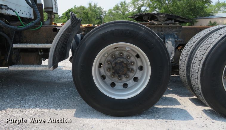 image for item FP9339 2004 Freightliner Century Class ST  semi truck